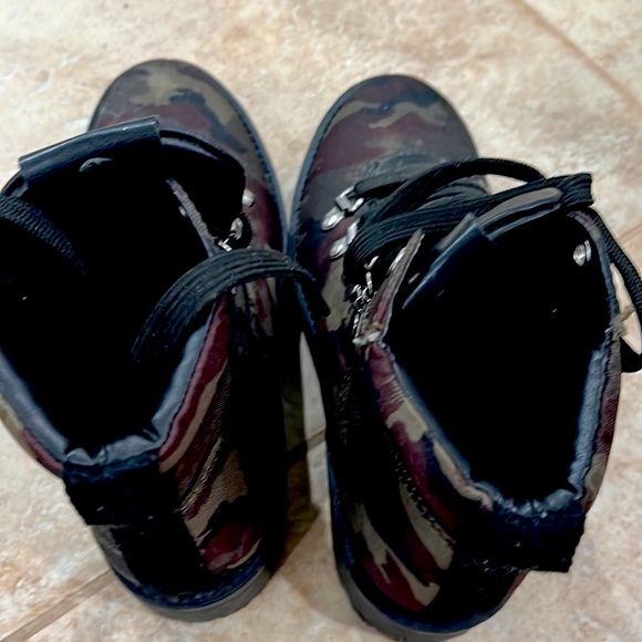 Steve Madden Bumper Camo Platform Hiking Boot. Size 6 - Picture 11 of 13